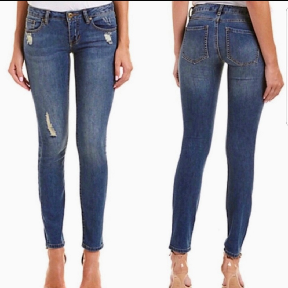 ⬇️⬇️ CAbi distressed skinny jeans
